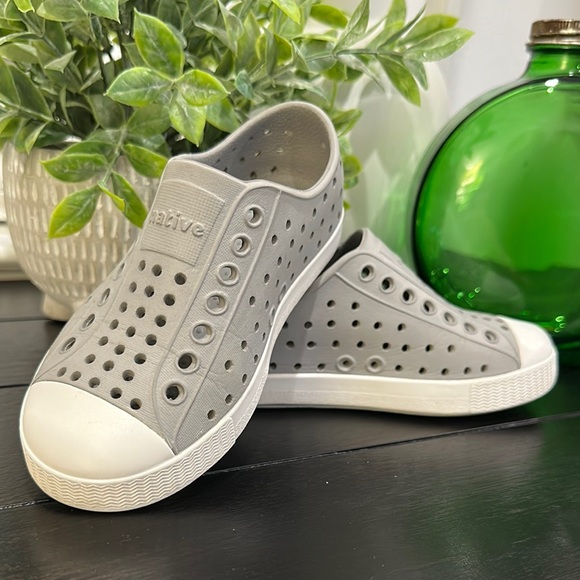 Kids Native Jefferson Gray Slip-On Shoes EUC - Picture 4 of 6